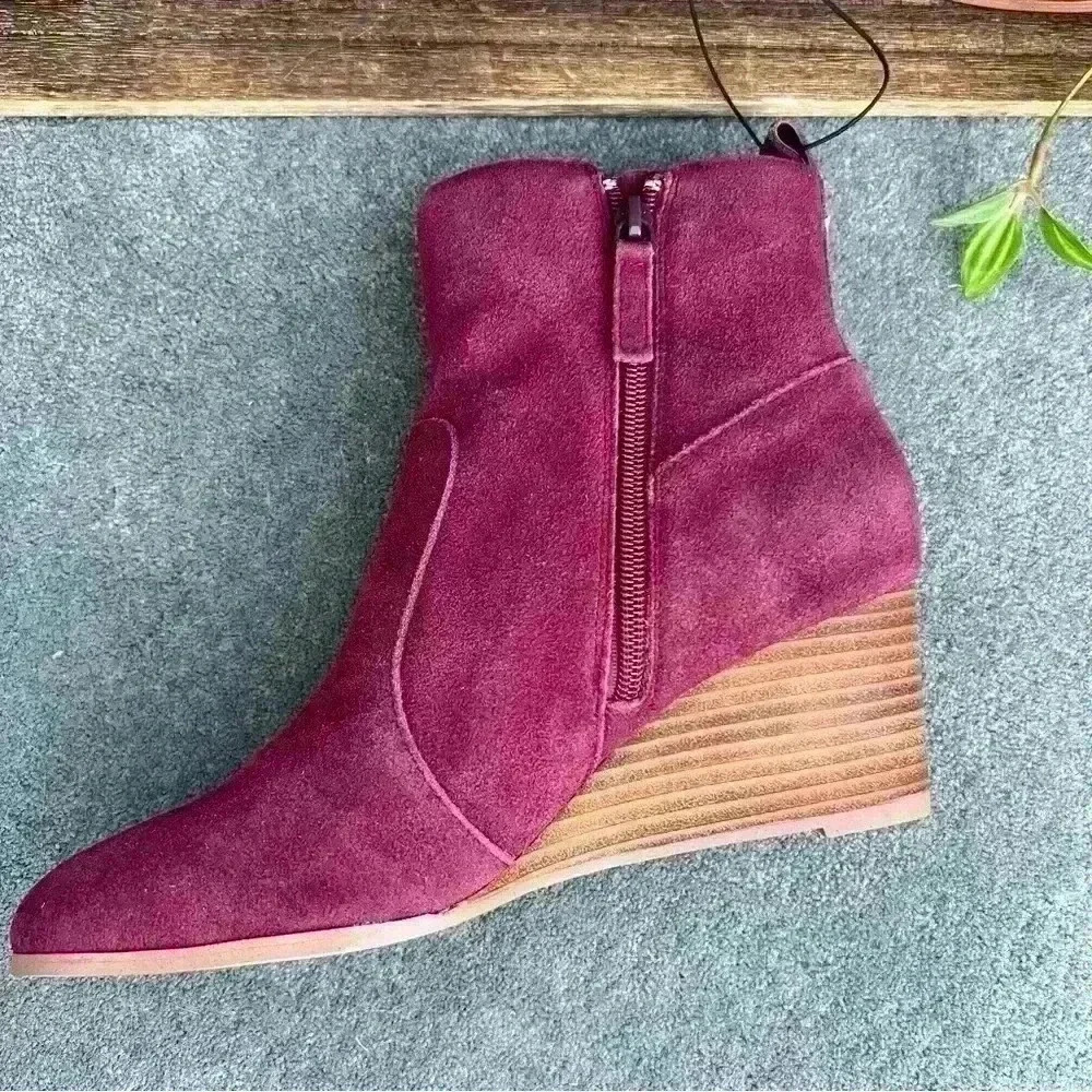 New Full Leather VIOLET & RED Beautiful Fall Wedge Boots in Merlot - Size 8.5
